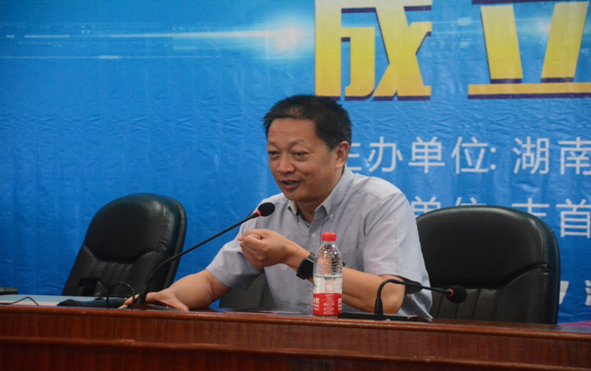图为上海商学院副校长钟幼伟同志在作报告.png